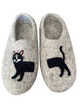 Haussimple Wool Handmade Tan Boiled Wool Felt Slippers Black Cat size 9